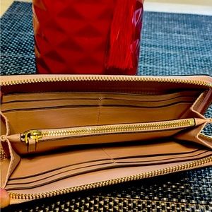 Tory Burch Zip Wallet( wore only once like new)